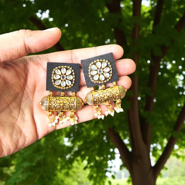 Handmade_Black_Colour_Flower_Design_Kundan_Earrings