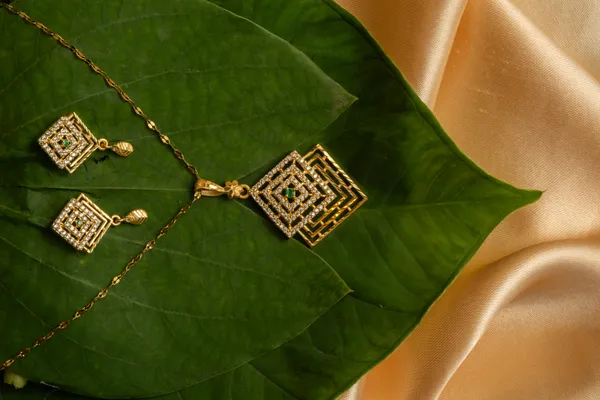 KAYRAH_Women_Green_Brass_Material_Crafted_Kundan_Stone_Studed_Necklace_with_Earrings_|_Modern,_Esthetic_Jewellery_for_Women_and_Girls|_Gifting_Accessories