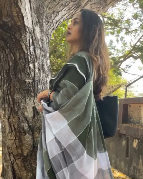 Hari_Taru_-_Green_&_Light_Green_Stripe_Linen_Saree_with_Blouse_Piece