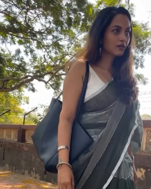 Hari_Taru_-_Green_&_Light_Green_Stripe_Linen_Saree_with_Blouse_Piece