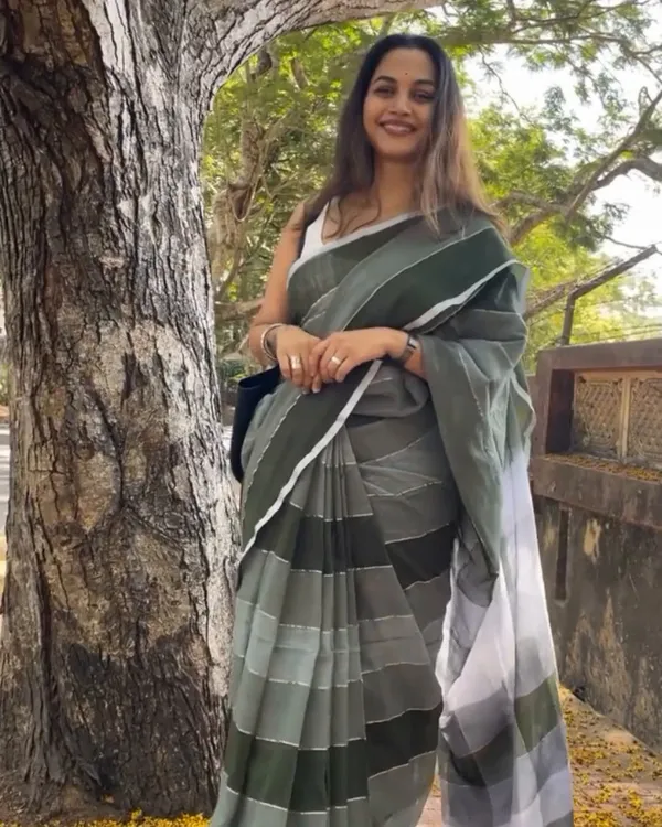 Hari_Taru_-_Green_&_Light_Green_Stripe_Linen_Saree_with_Blouse_Piece