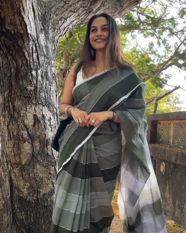 Hari_Taru_-_Green_&_Light_Green_Stripe_Linen_Saree_with_Blouse_Piece