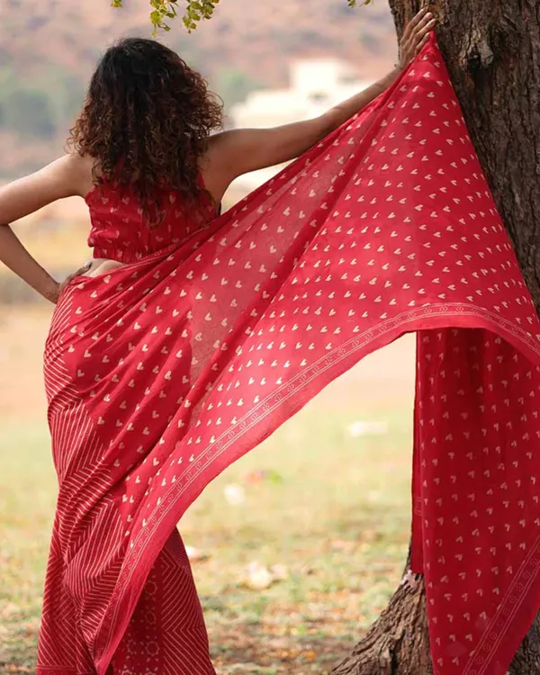Red_Color_1_-_Minute_Ready_to_Wear_Mulmul_Cotton_Saree_with_Blouse_Piece