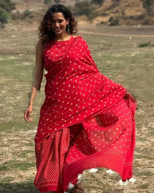 Red_Color_1_-_Minute_Ready_to_Wear_Mulmul_Cotton_Saree_with_Blouse_Piece