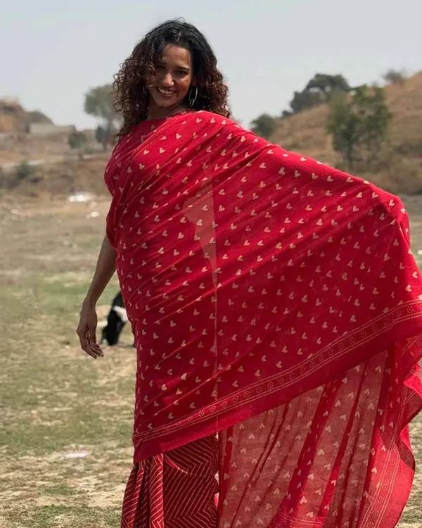 Red_Color_1_-_Minute_Ready_to_Wear_Mulmul_Cotton_Saree_with_Blouse_Piece