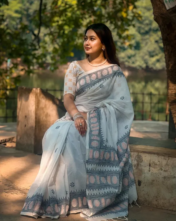 Shashi_Varna_-_Pure_White_Linen_Saree_with_Contrast_Black_Border_&_Blouse_Piece