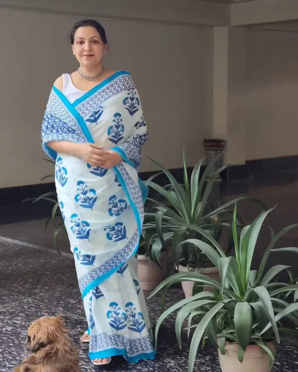 White_Blossom_-_Pure_Linen_Saree_with_Large_Blue_Flower_Art_&_Coordinated_Blouse