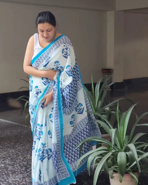 White_Blossom_-_Pure_Linen_Saree_with_Large_Blue_Flower_Art_&_Coordinated_Blouse