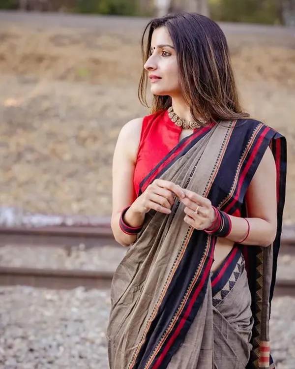 Brown_Color_1_-_Minute_Ready_to_Wear_Mulmul_Cotton_Saree_with_Blouse_Piece