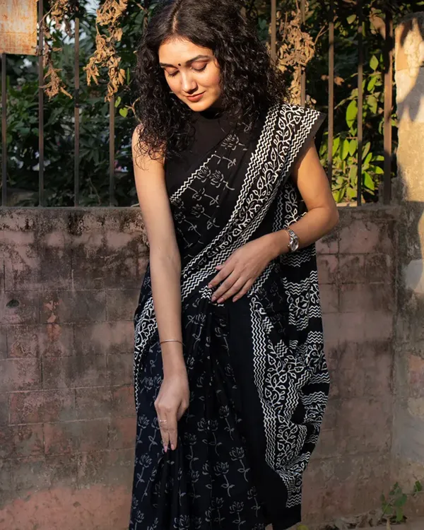 Black_Color_1_-_Minute_Ready_to_Wear_Mulmul_Cotton_Saree_with_Blouse_Piece