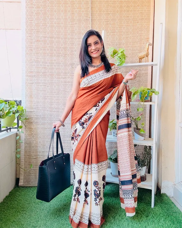 Desert_Charm_-_Rust_Linen_Saree_with_White_Trim_&_Black_Blouse
