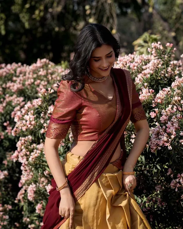Cream_And_Brown_Kanchipuram_Zari_Weaving_Half_Saree_With_Blouse___Silk_Dupatta