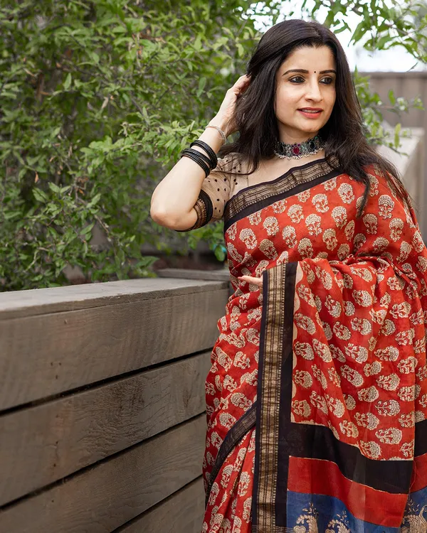 Laal_Noor_-_Red_Linen_Saree_with_Cream_Blouse_and_Black_Border_Finish