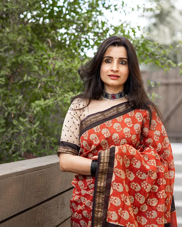 Laal_Noor_-_Red_Linen_Saree_with_Cream_Blouse_and_Black_Border_Finish