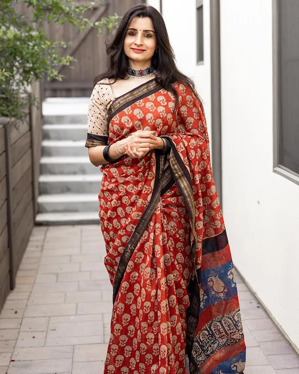 Laal_Noor_-_Red_Linen_Saree_with_Cream_Blouse_and_Black_Border_Finish
