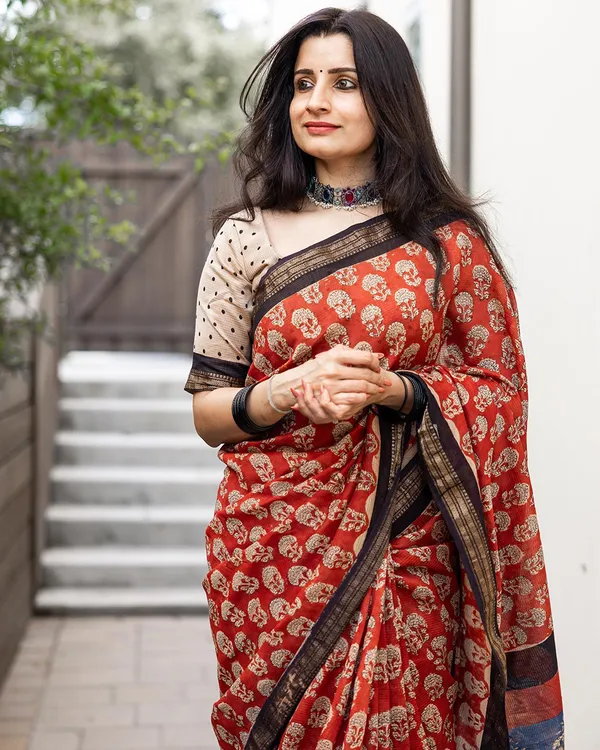 Laal_Noor_-_Red_Linen_Saree_with_Cream_Blouse_and_Black_Border_Finish