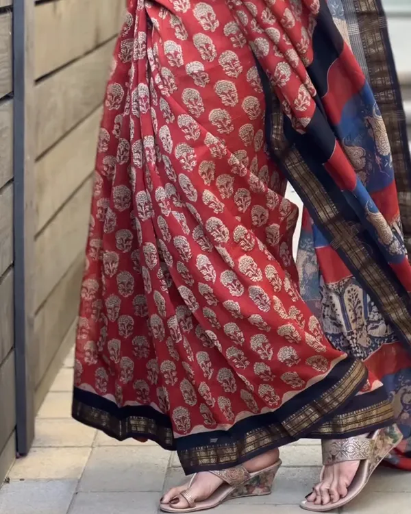 Laal_Noor_-_Red_Linen_Saree_with_Cream_Blouse_and_Black_Border_Finish