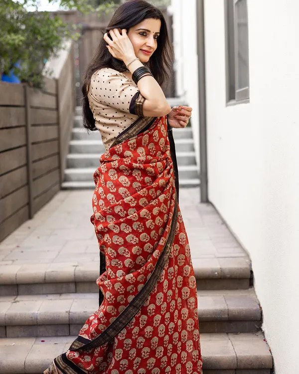 Laal_Noor_-_Red_Linen_Saree_with_Cream_Blouse_and_Black_Border_Finish