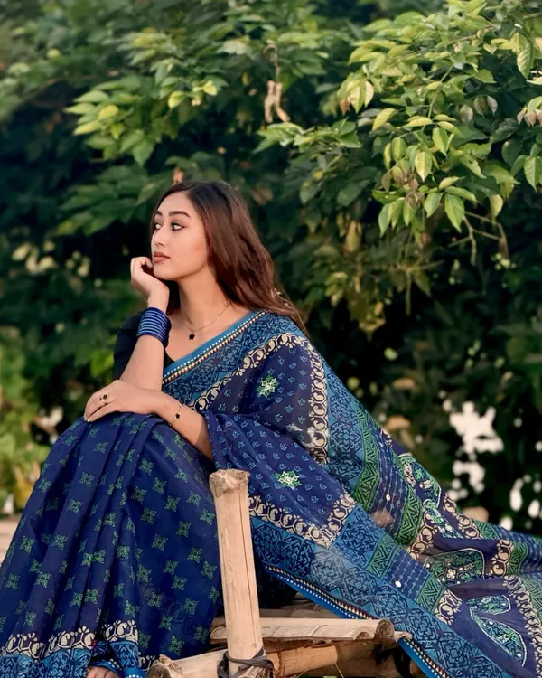 Samudra_Jyoti_-_Graceful_Navy_Linen_Saree_with_Small_Detailing_&_Border_with_Blouse_Piece