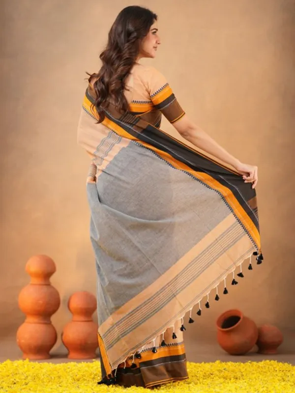 Peach_Soft_Mulmul_Cotton_Saree_with_Contrast_Border_Design_with_Blouse_Piece