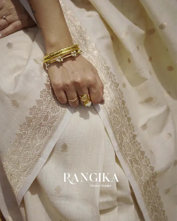 White_Color_Premium_Cotton_Silk_Saree_With_Classy_Blouse_and_tassels