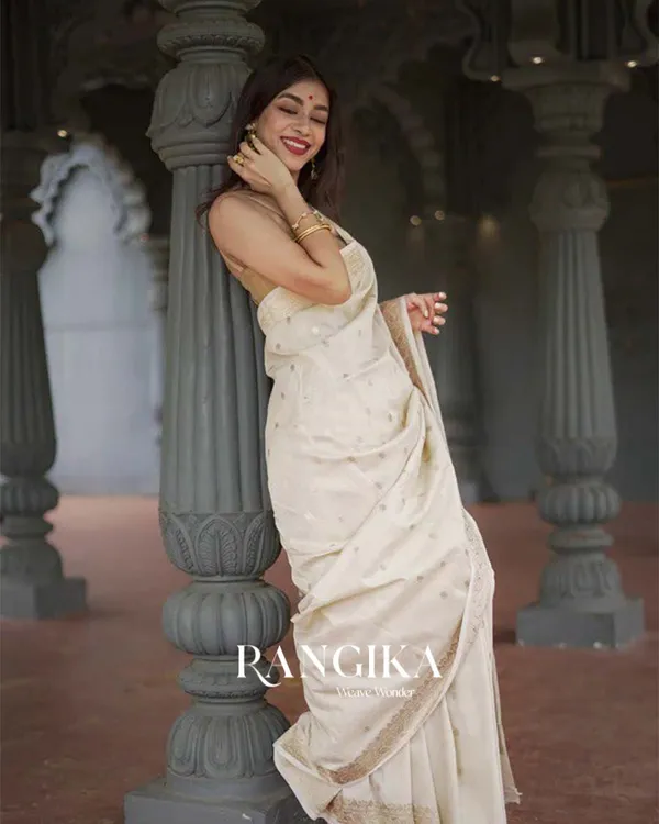 White_Color_Premium_Cotton_Silk_Saree_With_Classy_Blouse_and_tassels