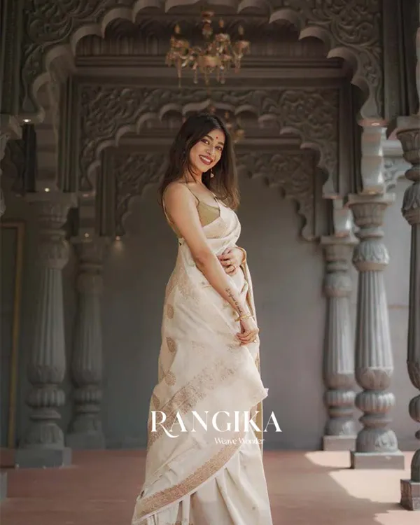 White_Color_Premium_Cotton_Silk_Saree_With_Classy_Blouse_and_tassels