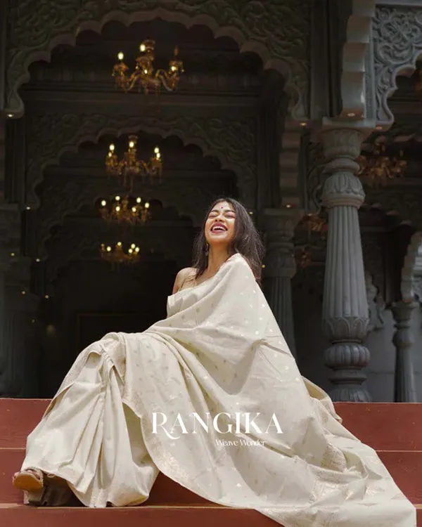 White_Color_Premium_Cotton_Silk_Saree_With_Classy_Blouse_and_tassels