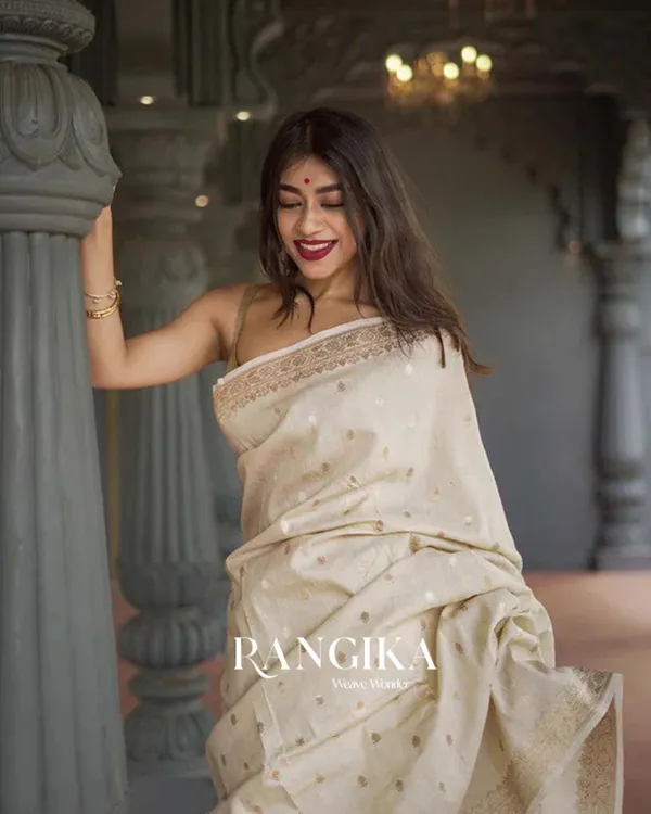 White_Color_Premium_Cotton_Silk_Saree_With_Classy_Blouse_and_tassels