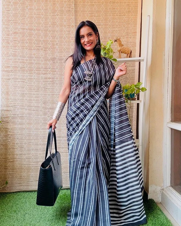Black_Rhythm_-_Black_Saree_Linen_Saree_with_Lining_Pattern_&_Coordinated_Blouse