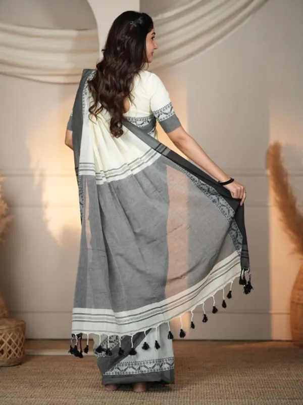 White_MulMulmul_Cotton_Saree_with_Grey_Border_Motif_&_Matching_Off-White_Blouse_Piece