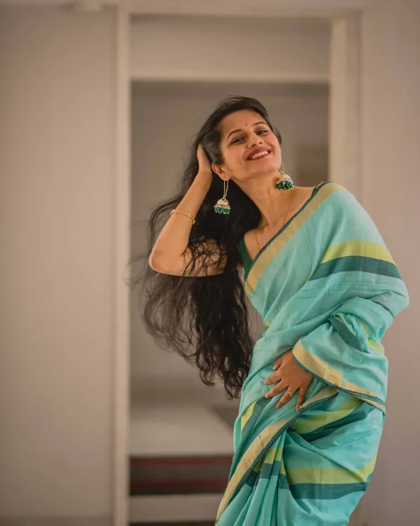 Hari_Preet_-_Elegant_Bottle_Green_Saree_with_Yellow_Lining_&_Border_Detailing_with_Blouse_Piece