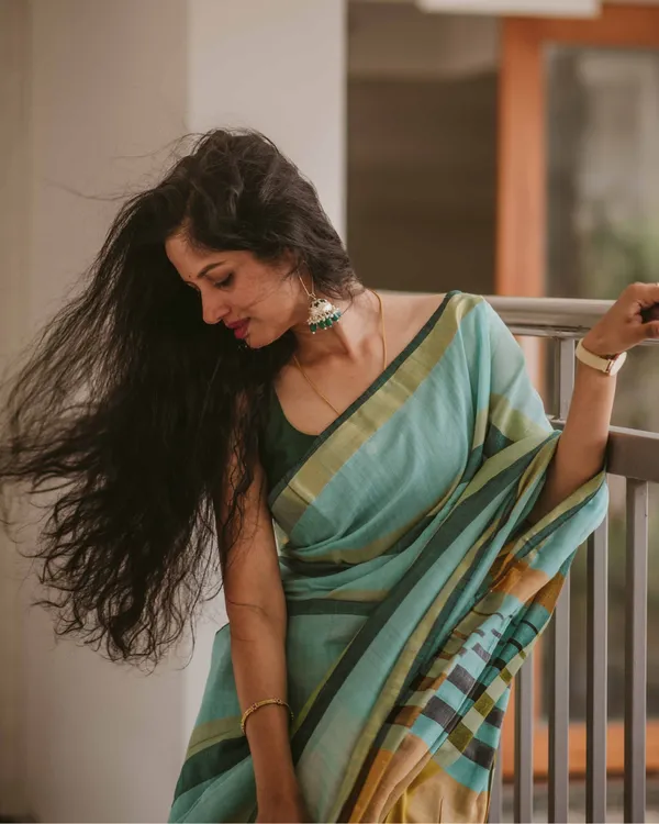 Hari_Preet_-_Elegant_Bottle_Green_Saree_with_Yellow_Lining_&_Border_Detailing_with_Blouse_Piece