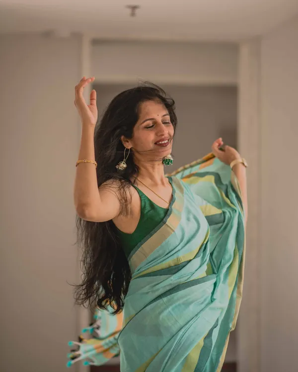 Hari_Preet_-_Elegant_Bottle_Green_Saree_with_Yellow_Lining_&_Border_Detailing_with_Blouse_Piece