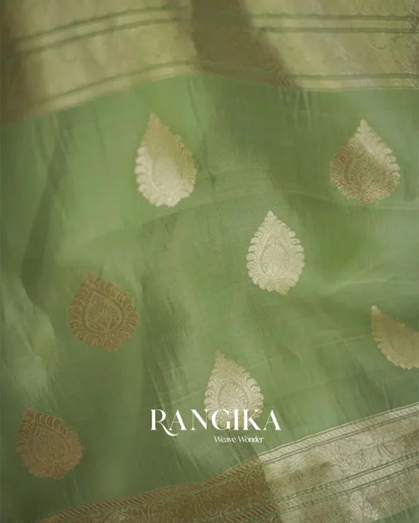 Green_Color_Premium_Cotton_Silk_Saree_With_Classy_Blouse_and_tassels