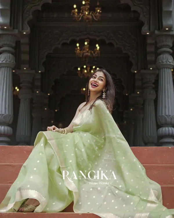 Green_Color_Premium_Cotton_Silk_Saree_With_Classy_Blouse_and_tassels
