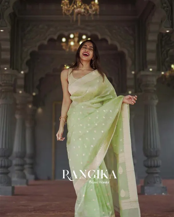Green_Color_Premium_Cotton_Silk_Saree_With_Classy_Blouse_and_tassels