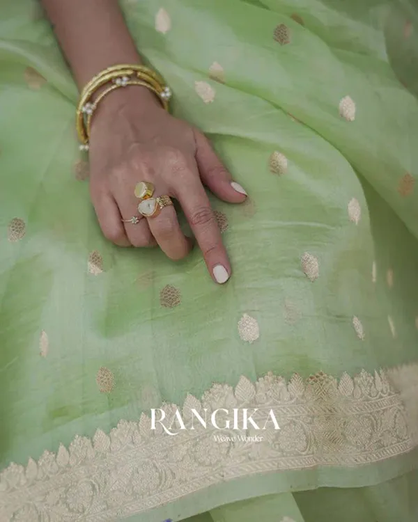 Green_Color_Premium_Cotton_Silk_Saree_With_Classy_Blouse_and_tassels