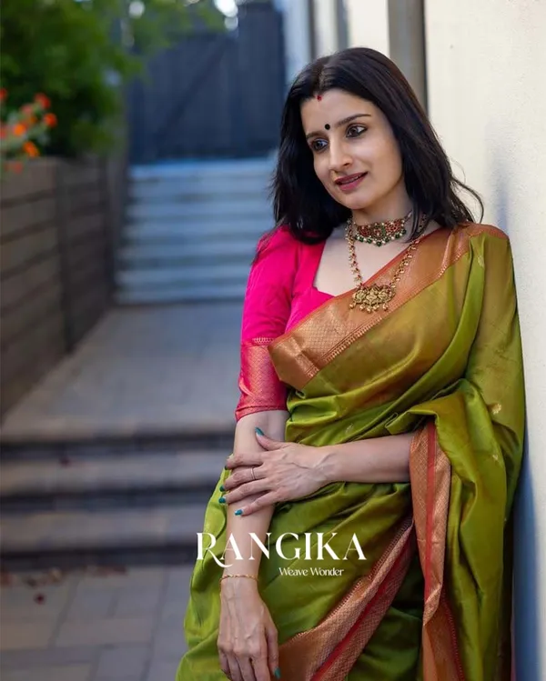 Parrot_Color_Premium_Cotton_Silk_Saree_With_Classy_Blouse_and_tassels