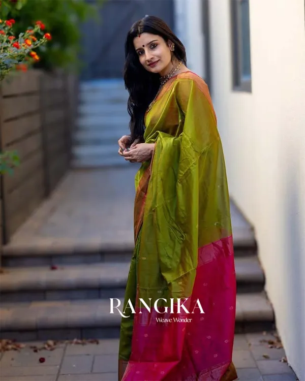 Parrot_Color_Premium_Cotton_Silk_Saree_With_Classy_Blouse_and_tassels
