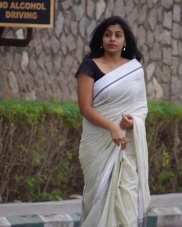 Divya_Rekha_-_White_Linen_Saree_with_Lining_Stripe_&_Pallu_Lining_Design_with_Blouse_Piece