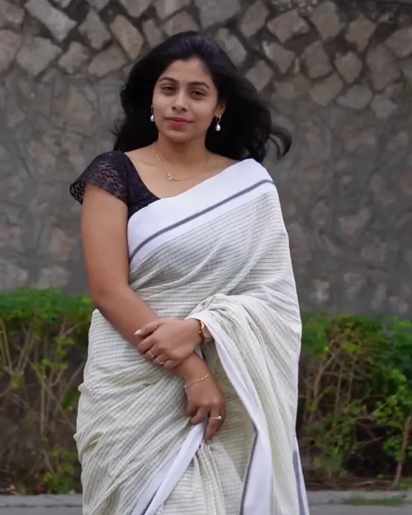 Divya_Rekha_-_White_Linen_Saree_with_Lining_Stripe_&_Pallu_Lining_Design_with_Blouse_Piece