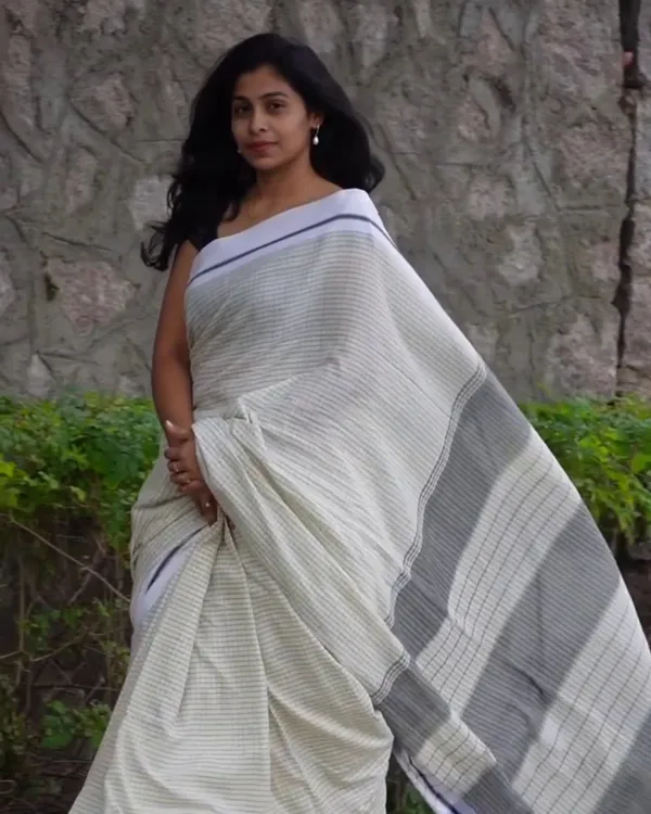 Divya_Rekha_-_White_Linen_Saree_with_Lining_Stripe_&_Pallu_Lining_Design_with_Blouse_Piece