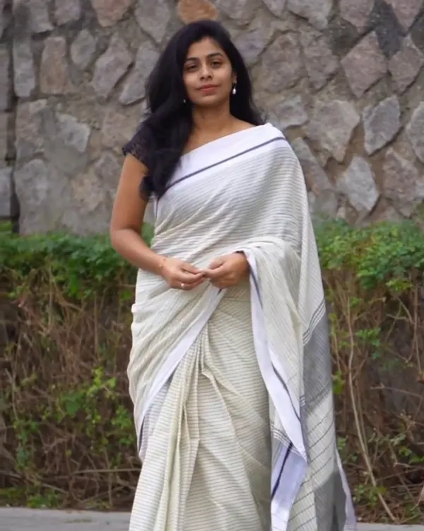 Divya_Rekha_-_White_Linen_Saree_with_Lining_Stripe_&_Pallu_Lining_Design_with_Blouse_Piece
