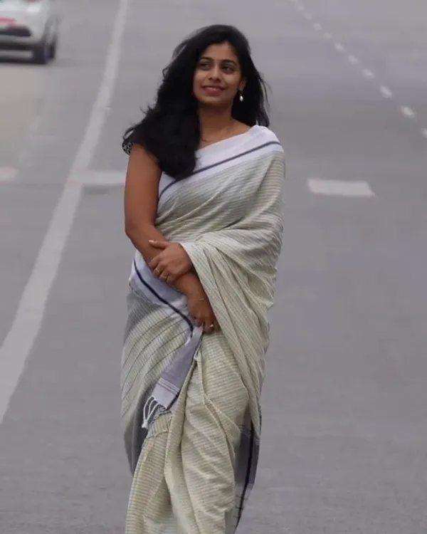 Divya_Rekha_-_White_Linen_Saree_with_Lining_Stripe_&_Pallu_Lining_Design_with_Blouse_Piece