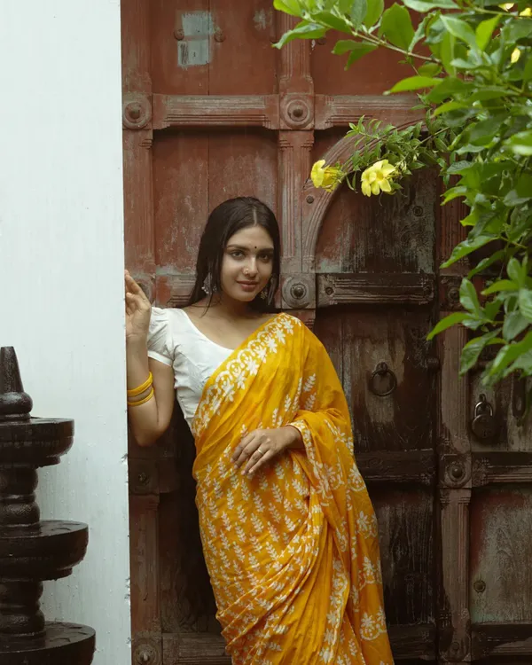 Yellow_Color_1_-_Minute_Ready_to_Wear_Mulmul_Cotton_Saree_with_Blouse_Piece