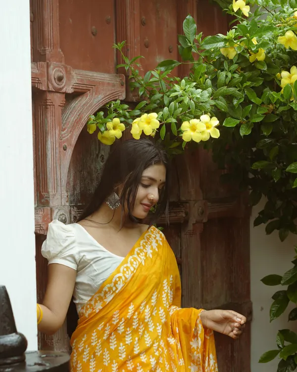 Yellow_Color_1_-_Minute_Ready_to_Wear_Mulmul_Cotton_Saree_with_Blouse_Piece