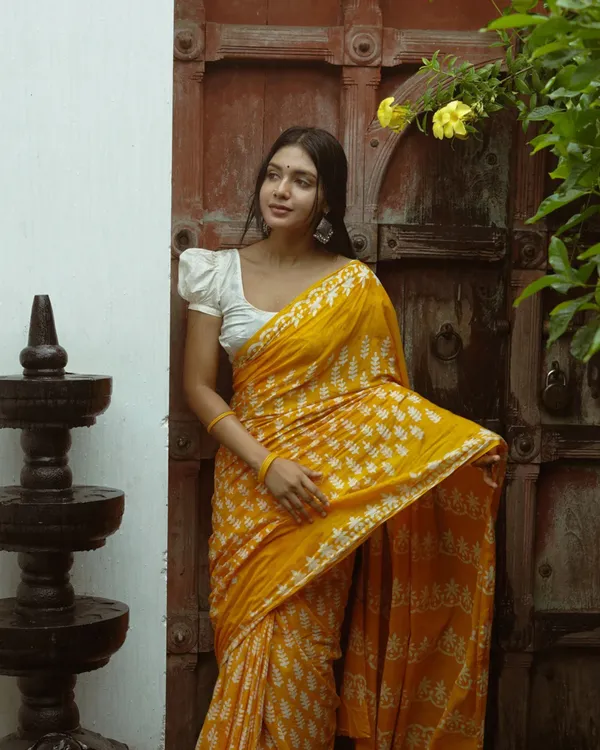 Yellow_Color_1_-_Minute_Ready_to_Wear_Mulmul_Cotton_Saree_with_Blouse_Piece