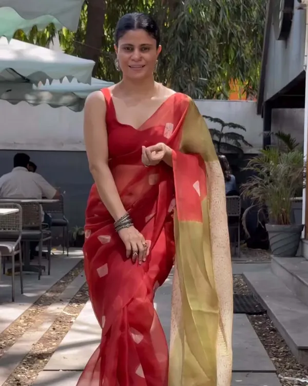 Red_Raag_-_Elegant_Red_Linen_Saree_with_Matching_Blouse_Piece