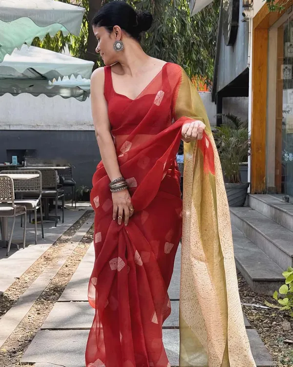 Red_Raag_-_Elegant_Red_Linen_Saree_with_Matching_Blouse_Piece